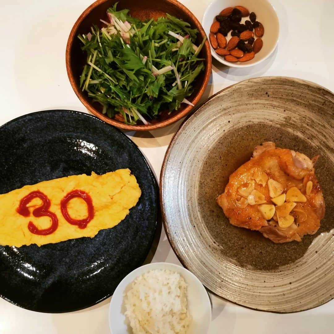 motsuのインスタグラム：「「30点のオムレツ」 妻が厚焼き玉子の出来のいいのを連発してきてて、負けじとやるんだけどやっぱりフライパンの温度を間違えるんだよなあ。 僕のフライパンはステンレスだからくっつかないように卵を焼くのがムズイんだよ。 100点目指して向上あるのみだなあ(^^)  「照り焼きチキン」 これはもう鉄板。ステンレスなだけにｗ 塩を振って放置後に水気を取って、重しを置いて皮目から焼く、という。  #パリパリ照り焼きチキン #オムレツ」