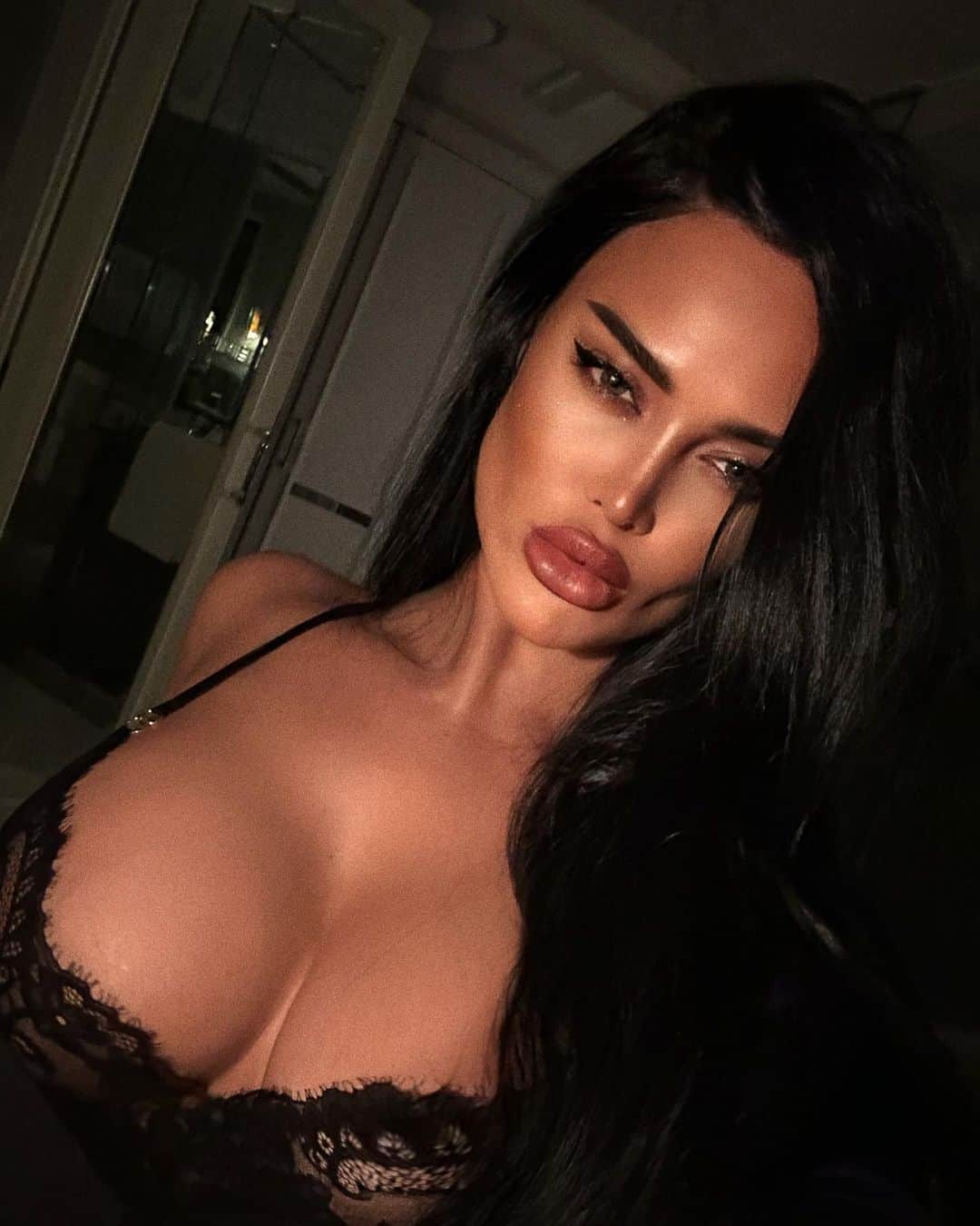 Nita Kuzminaのインスタグラム：「«Покажи мне женщину, жадную на жизнь, бунтарку,  жаждущую перекроить свои старые догмы, первооткрывательницу личных истин, дикарку, провокаторшу.. покажи мне ее внутреннюю стихию, ее смелость идти ва-банк, ее стремление заполучить именно то, что лежит за последней чертой дозволенного, и тогда я влюблюсь в неё», — прочитала я в глазах  своего отражения в зеркале и прикрыла дверцу.. ♠️」
