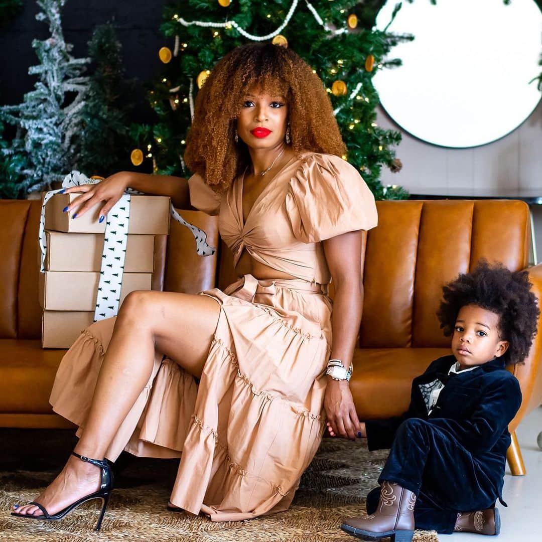 のインスタグラム：「I still look at him and go, “really? God trusted me with this life?” And then I look at this and wonder, “why did he have to eat me alive like this?” 🤣 You can’t tell me I don’t have the flyest kid there is. Also, I still haven’t bought a single gift! 🤷🏽‍♀️🤣 S/O to all the parents out there that are like me and live life on the edge. We’ll make it happen 🤪😉 *****   #NatashaHastings #400MDiva #HappyHolidays #Christmas #Family #MentalHealth #BoyMom #Procrastinator #TexasBoy」