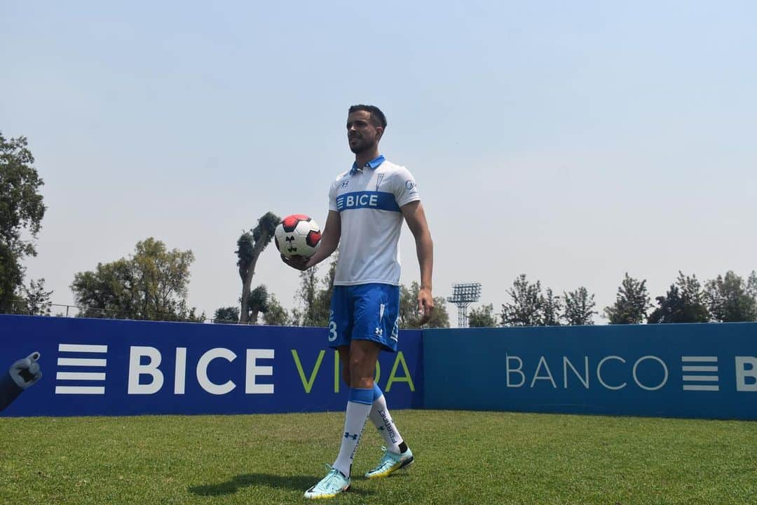 フランコ・ディ・サントのインスタグラム：「Agradecido a @cruzados_oficial por este nuevo desafío en mi carrera y en mi vida. Nuevamente en el país q me dio la oportunidad de dar mis primeros pasos en el fútbol profesional 💙⚽️🤍  Persevera y Triunfarás 🙏💪」