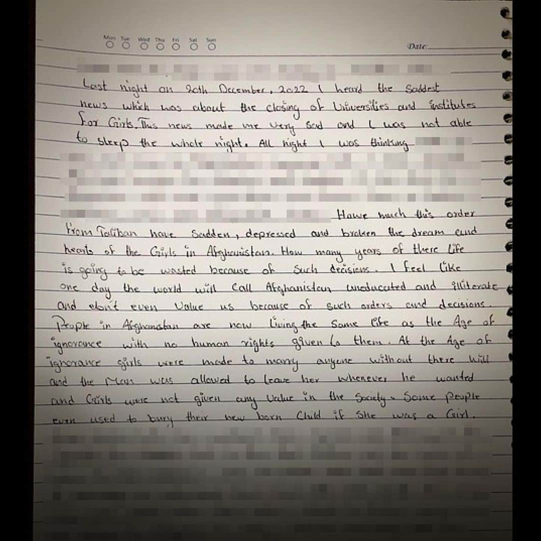 アンジェリーナ・ジョリーさんのインスタグラム写真 - (アンジェリーナ・ジョリーInstagram)「I received a new letter today from my young Afghan friend. I’m protecting her name and identity for her and her family’s sake. “I heard the saddest news”, she writes. Today the Taliban sent armed men to bar Afghan girls from going to university. It comes on top of a complete ban on high school education for girls. Afghanistan is now the only country in the world that bans education for women. “All the girls wish that they were born as a boy so that they would have the right to get educated”.  While supporting Afghan women in the face of this cruel, oppressive policy, there is more we can do to help Afghans who are rebuilding their lives in America. Congress has a chance this week to pass legislation giving a path to lawful permanent residence for Afghan families who were evacuated to the US when the Taliban took power, and to help almost 1,500 unaccompanied Afghan children who’ve been separated from their parents or primary caregiver. Please ask your Members of Congress to pass the bipartisan Afghan Adjustment Act.   #LetAfghanGirlsLearn  #AAA  @upliftafgfund」12月22日 7時29分 - angelinajolie