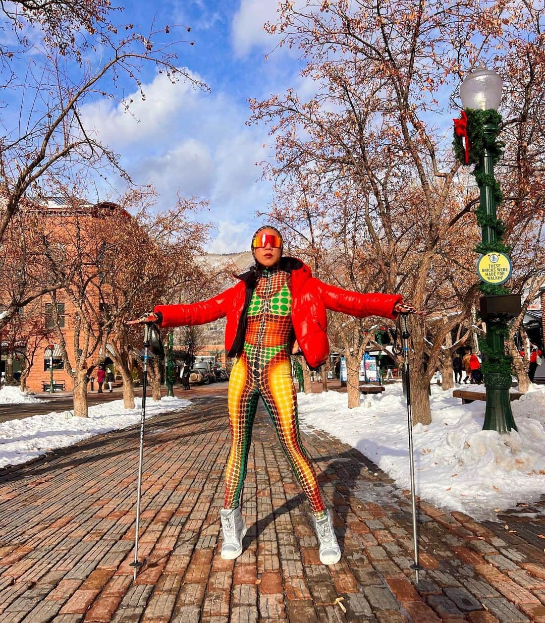 Lynn Banのインスタグラム：「Up to snow good in Aspen💋」