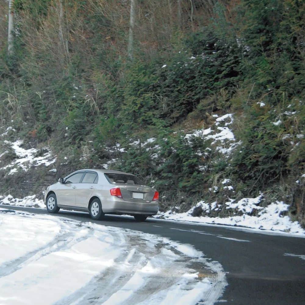 四国八十八ヶ所クルマ巡礼 ドライブお遍路さんのインスタグラム写真 - (四国八十八ヶ所クルマ巡礼 ドライブお遍路Instagram)「冬のお遍路は積雪・凍結に注意です！  四国は温暖なイメージがあるかもしれませんが 平野部でも雪が降ることはめずらしくありません。 参拝ルートには冬季通行止めになる道路もあります。  山間部にある札所はもちろんですが 高速道路も注意が必要です。 積雪でチェーン規制や通行止めになることも めずらしくありません。  チェーンや滑り止め対策はあれば安心ですが 天候や道路状況に注意して 厳寒期に無理な参拝は避けて ご安全にお参りください。  ……… 「新版 四国八十八ヶ所クルマ巡礼　ドライブお遍路」 四国お遍路をクルマで巡るためのガイドブック、好評発売中です。 本の詳細・ご購入は @drive_ohenro_shikoku88 プロフのサイトへ。  ★このアカウントでは、四国八十八カ所のお遍路の 基礎知識やプチ情報も公開しています。 お遍路が気になる方はぜひご覧ください！  #お遍路 #遍路 #四国 #四国八十八ケ所 #弘法大師 #ドライブお遍路 #巡礼 #車巡礼 #ガイドブック #自動車 #バイク #ドライブ #ツーリング #旅 #旅行 #国内旅行 #japan #日本 #寺 #仏閣 #御朱印 #御朱印巡り #車お遍路 #冬旅 #四国遍路 #バイク旅 #ひとり旅 #雪 #車 #凍結」12月22日 8時23分 - drive_ohenro_shikoku88