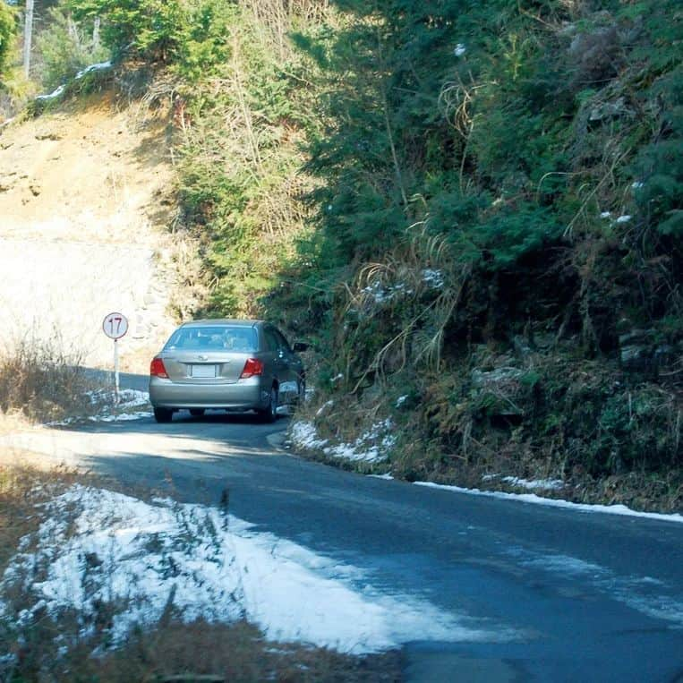 四国八十八ヶ所クルマ巡礼 ドライブお遍路のインスタグラム：「冬のお遍路は積雪・凍結に注意です！  四国は温暖なイメージがあるかもしれませんが 平野部でも雪が降ることはめずらしくありません。 参拝ルートには冬季通行止めになる道路もあります。  山間部にある札所はもちろんですが 高速道路も注意が必要です。 積雪でチェーン規制や通行止めになることも めずらしくありません。  チェーンや滑り止め対策はあれば安心ですが 天候や道路状況に注意して 厳寒期に無理な参拝は避けて ご安全にお参りください。  ……… 「新版 四国八十八ヶ所クルマ巡礼　ドライブお遍路」 四国お遍路をクルマで巡るためのガイドブック、好評発売中です。 本の詳細・ご購入は @drive_ohenro_shikoku88 プロフのサイトへ。  ★このアカウントでは、四国八十八カ所のお遍路の 基礎知識やプチ情報も公開しています。 お遍路が気になる方はぜひご覧ください！  #お遍路 #遍路 #四国 #四国八十八ケ所 #弘法大師 #ドライブお遍路 #巡礼 #車巡礼 #ガイドブック #自動車 #バイク #ドライブ #ツーリング #旅 #旅行 #国内旅行 #japan #日本 #寺 #仏閣 #御朱印 #御朱印巡り #車お遍路 #冬旅 #四国遍路 #バイク旅 #ひとり旅 #雪 #車 #凍結」