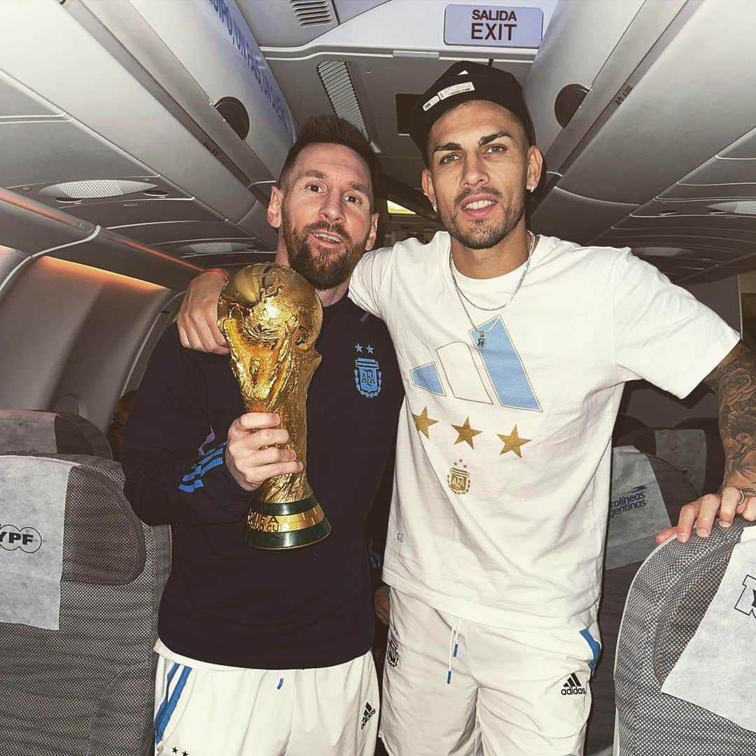 のインスタグラム：「Que Privilegio conocerte , jugar con vos,conseguir cosas importantes juntos 🏆 día a día me demostraste lo grande que sos no solo como jugador sino lo que sos como persona , gracias por todo Amigo te amo ❤️   Somos campeones del mundo ídolo  QUE NO SE DISCUTA MÁS : EL MEJOR JUGADOR DE LA HISTORIA ⚽️❤️🏆  LIONEL ANDRÉS MESSI 👑⚽️」