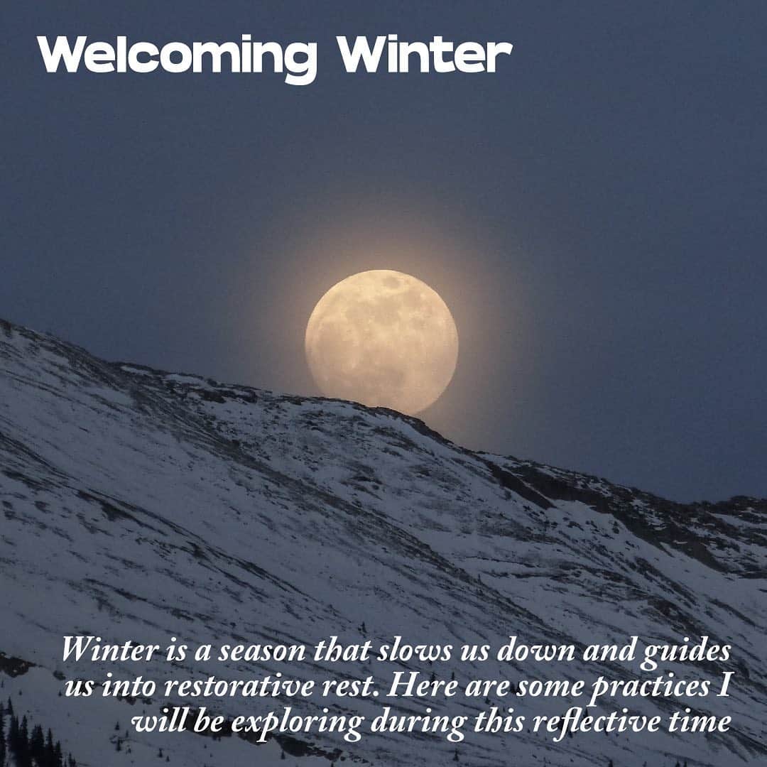 ボニー・ライトのインスタグラム：「Welcoming Winter ❄️ here’s a little post I made for @gogently.earth   Happy Winter Solstice! Slowing down, reflecting, going inward: Winter is a season that slows us down and guides us  Kitchen Rituals ❄️ My cooking style in the winter involves staying warm and nourished. It's a season that begins with a lot of gathering around meals but then progresses to making more solitary simple meals.   Movement Rituals ❄️ Movement becomes an essential ally to stay warm in the cooler months. I find the harsher elements of winter often keep us indoors, I encourage you to try bundling up and taking a brisk walk instead.   Creative Rituals ❄️ A season to go inwards and reflect on the year you have had. A great time to journal about the things you have learnt, let go of and feel grateful for. Maybe even a time if you feel ready to write intentions for the new year.   Practical Rituals ❄️ As you maybe spend more time at home it could be an opportunity to fix and mend things so they can be ready for the year ahead. Maybe mend clothes, knit, or take on any crafts you've been meaning to try.  This winter, be kind to yourself, nurture yourself, and go gently. Head to our website to read the full journal piece there! 💙❄️🌌⛄️」