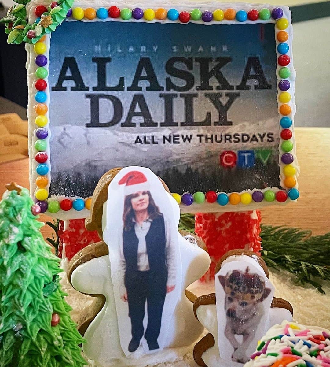 ヒラリー・スワンクのインスタグラム：「Happy Holidays, everyone from all of us @alaskadailyabc and from the Queen of the set, @mamamoon 🎁😘」