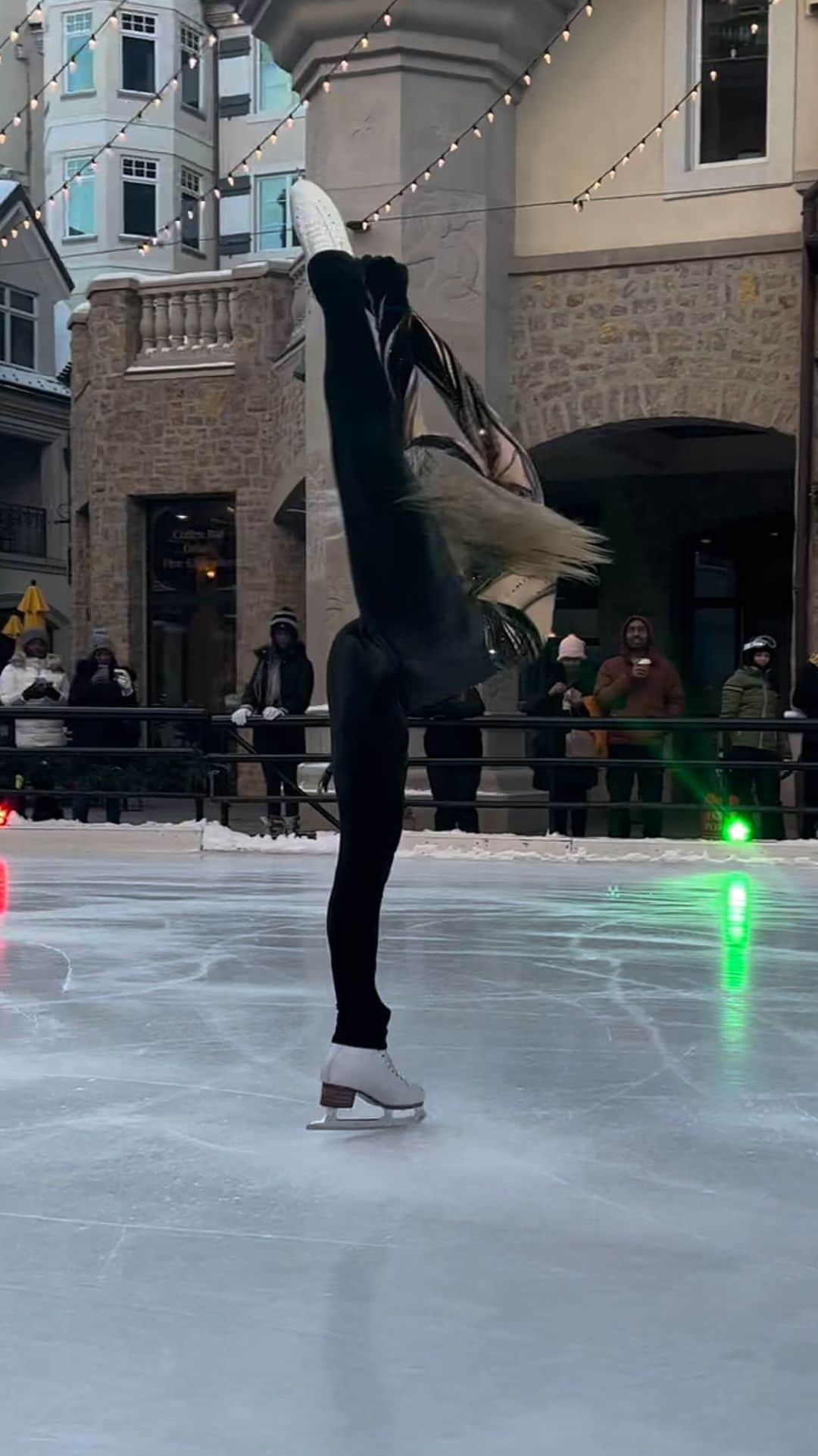 アンバー・グレンのインスタグラム：「❄️Spinning in the freezing cold ❄️ VC @tomostar0120  #figureskating #iceskating #figureskater #iceskater #vail #colorado #amberglenn #christmas」