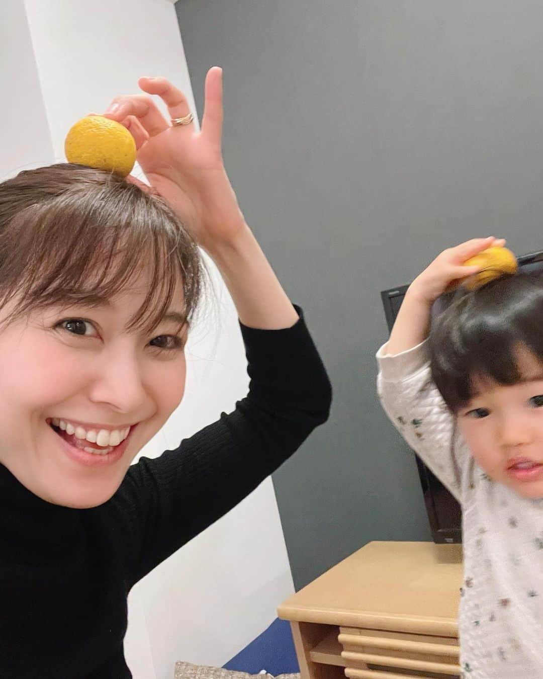 久冨慶子のインスタグラム：「・ 冬至❄️ 去年はまだお肌に刺激的かなと 思い入らなかったので 息子は初めてのゆず湯でした🍊 ＊ ＊ #冬至 #ゆず湯」