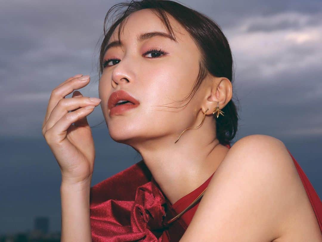 松本まりかのインスタグラム：「🥀クリスマス舞台やります🥀 MAQUIA 2月号  Photo @fumikoshibata_ shibata Hair & make up @aya.make  Styling @masumi_yakuzawa   My ベスコス2022↓ https://maquia.hpplus.jp/life/news/77655/  今日は岡山から帰ってきて東京で撮影し 今は富士山に向かってます  明日は早朝からロケなのですがマイナス6度ですって🤭  もう少し、あともう少し…  頑張ってくるね❗️  そしてクリスマスは「いきなり本読み」でお会いしましょう🎄  #いきなり本読み2022クリスマス #東京芸術劇場プレイハウス  岩井秀人（WARE）プロデュース 「いきなり本読み！ in 東京芸術劇場」  2022年12月24日（土）17:30開演（17:00開場） 【出演】岸井ゆきの、⼩池徹平、醍醐虎汰朗、温水洋一  2022年12月25日（日）12:30開演（12:00開場） 【出演】松本まりか、海宝直人、⻘木崇高、 じろう(シソンヌ)、高橋克実  東京芸術劇場 プレイハウス  https://www.ikinarihonyomi.com/」
