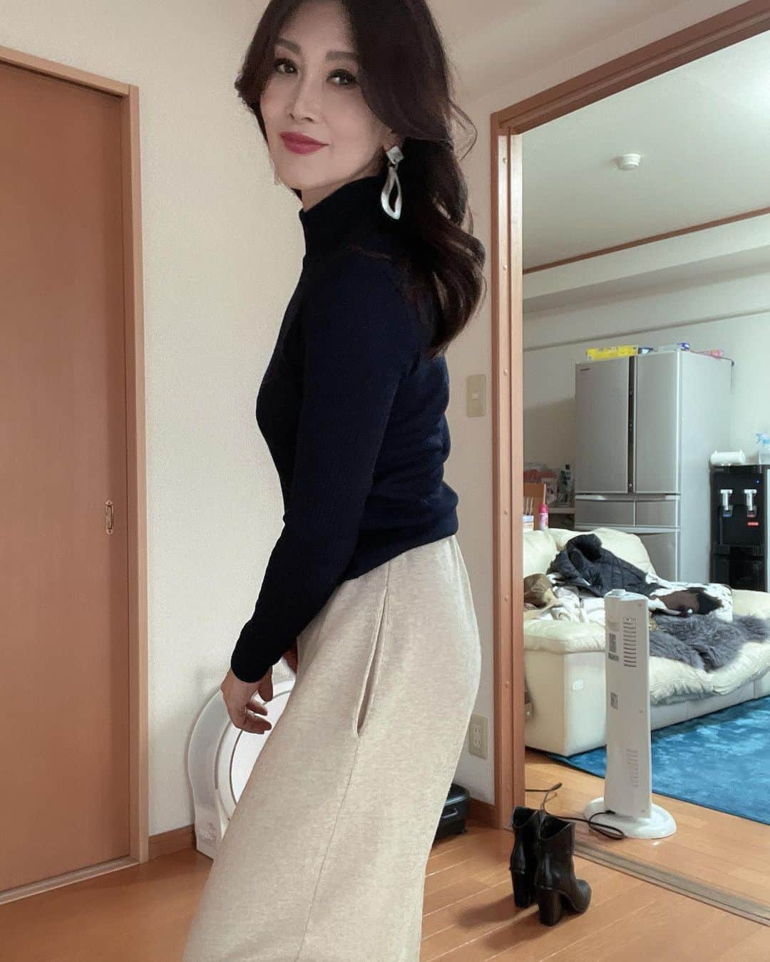 のインスタグラム：「いつのまにか 髪が伸び 尻も伸びてきました ワラ  来年は 髪型どうしよう  マイプロの 同タイプの イロチで 来ました。  色違いを 交互に着て 一緒にジムいったら 楽しいだろうなー トレ女子と💙❤️  来年は 合トレやろうかな。  #筋トレ女子 #フィットネス女子#フィットネス#Fitness#筋トレ女子と繋がりたい #筋トレ好き#筋トレ好きと繋がりたい#減量 #くびれ#美ボディ #アラフィフ#アラフィフコーデ#ボディメイク #50代#健康 #熊本 #kumamoto」