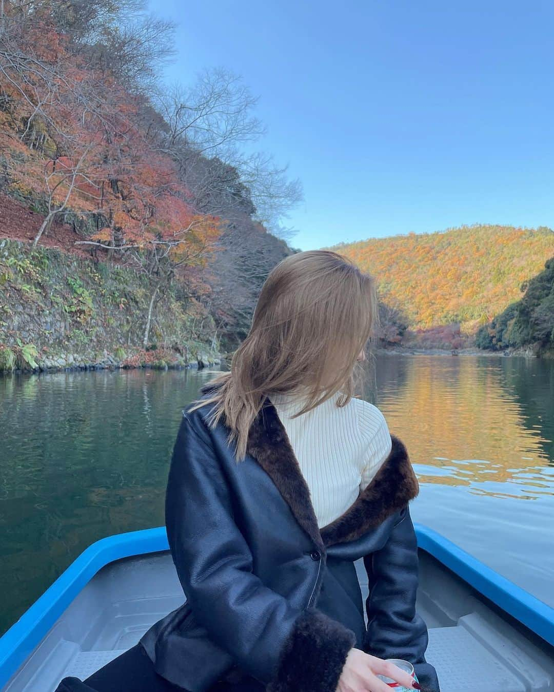 𝕟𝕒𝕞𝕚𝕔𝕙𝕒𝕟のインスタグラム：「.   翠嵐京都前の桂川 💛🧡❤️🚣‍♂️ 船のお店でお団子とイカ焼きたべたよん🍡   #京都 #kyoto #嵐山 #翠嵐ラグジュアリーコレクションホテル京都 #翠嵐 #桂川 #紅葉 #旅行 #travel #日本 #Japan」