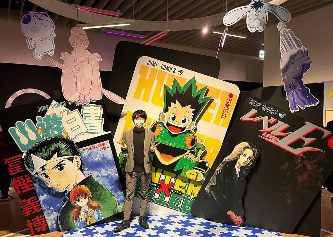 北條瑛祐のインスタグラム：「📚  『冨樫義博展』  何度も漫画やアニメで見た世界をたっぷり堪能できる最高の空間でした☺️ 今回の展示会で初めて知れたこともあり、嬉しさと感動で大満足です！  撮影スポットにて1人でモジモジしている時、相互撮影をしてくださった方ありがとうございました😭  ゴンさん定規の破壊力がたまらなく好きです…。  #冨樫義博展  #幽遊白書 #レベルE #hunterxhunter  #2023年夏の大阪も行きたい」