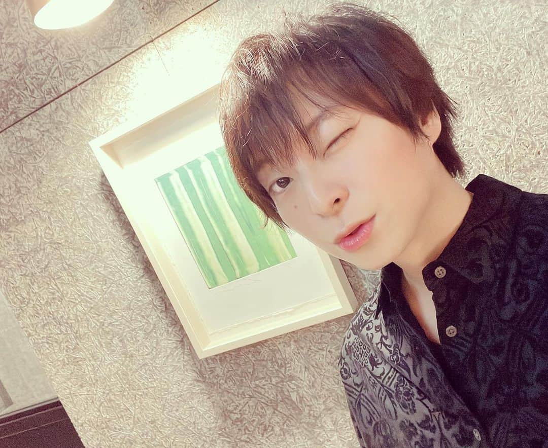 柿原徹也のインスタグラム：「12月24日(土)21:00〜 柿原徹也40th記念生配信 一緒に乾杯しよーぜ！ いっぱい話そうぜ！ 今年はだらだらしたいー🤣  https://twitcasting.tv/c:zynchro_official/shopcart/203335  #柿原徹也 #40歳 #なるってよ #誕生日 #happybirthday #生配信 #ツイキャス #終わりは決めてない #覗いてみてね #ありがとう」