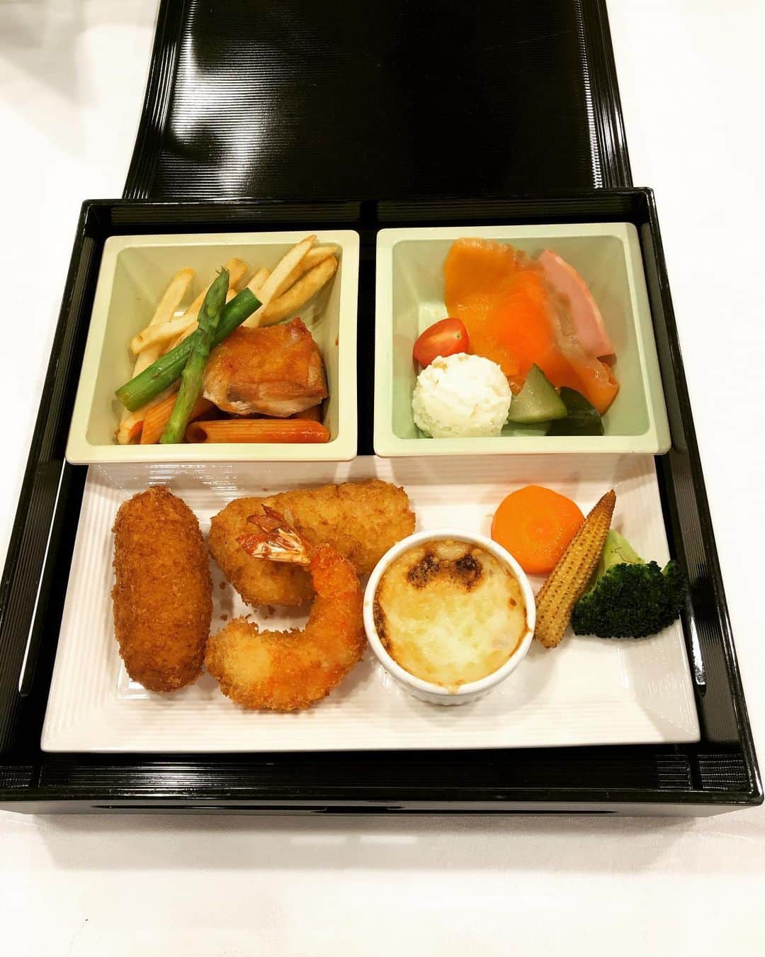 ゴンさんのインスタグラム写真 - (ゴンInstagram)「今日は、超お久しぶりにマジシャンの Dr.レオンさんにお会いしました！😆 お元気そうで良かったです！！  以前、同じ事務所でしかも同じマネージャーが担当してた時もありました！  久しぶりのゴンチロパターンでの営業。 アポロシアターのネタを久しぶりにやったなぁ〜  コンプリート👆🏻」12月22日 19時32分 - bicsmalln_gon