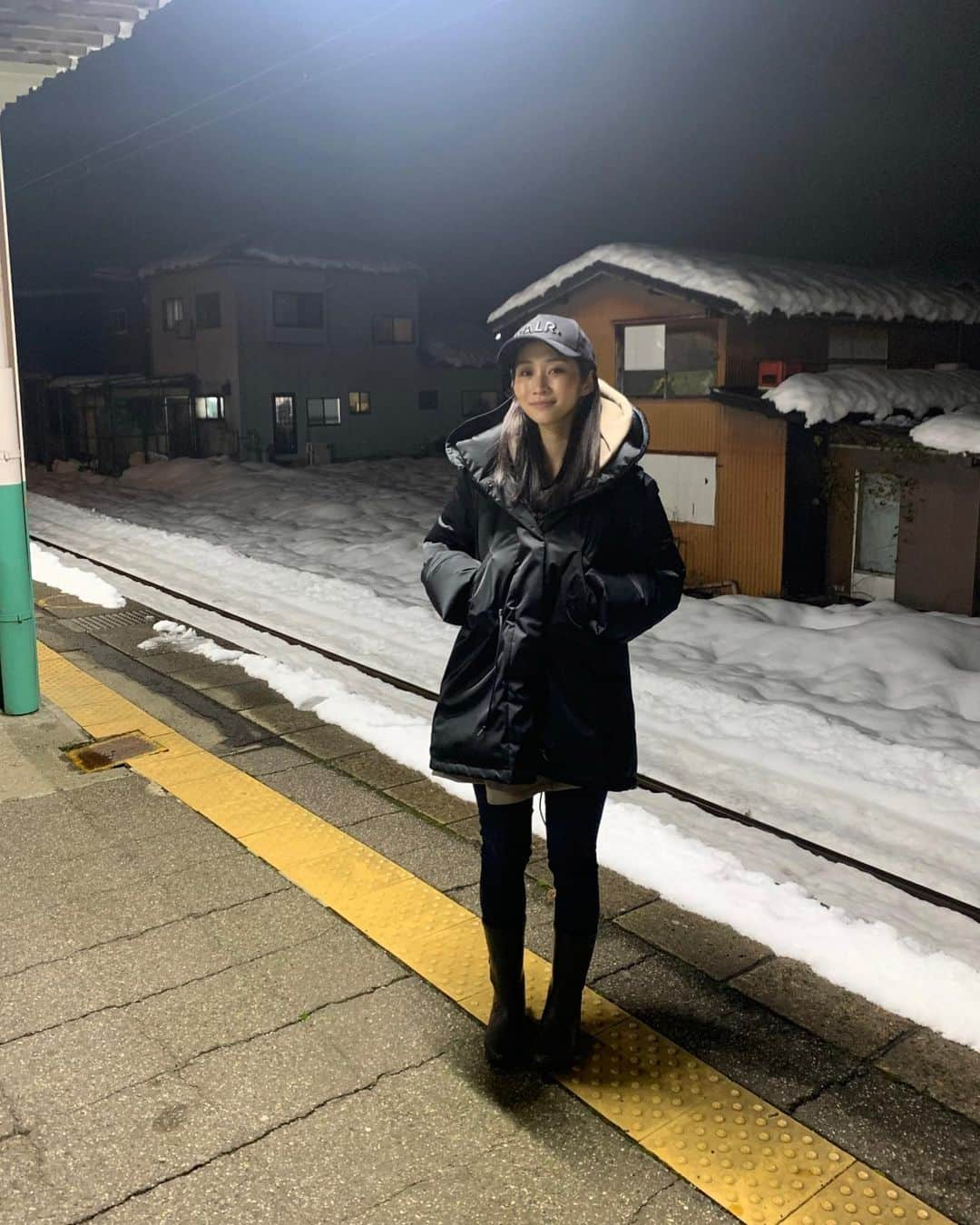 橘花凛さんのインスタグラム写真 - (橘花凛Instagram)「実は弾丸で新潟に帰ってました⛄️ 明日からまた天気が荒れてしまうみたい🥺 そろそろ帰るって言ったら母が寂しそうに『ええ…そっかぁ。』って言っててそれ聞いて泣きそうになった🥺 またすぐ帰る✨🏃‍♀️ ここは新潟の初めて降りた駅です🚉 母に記念撮影してもらいました📸」12月22日 19時32分 - rintakahashi0809