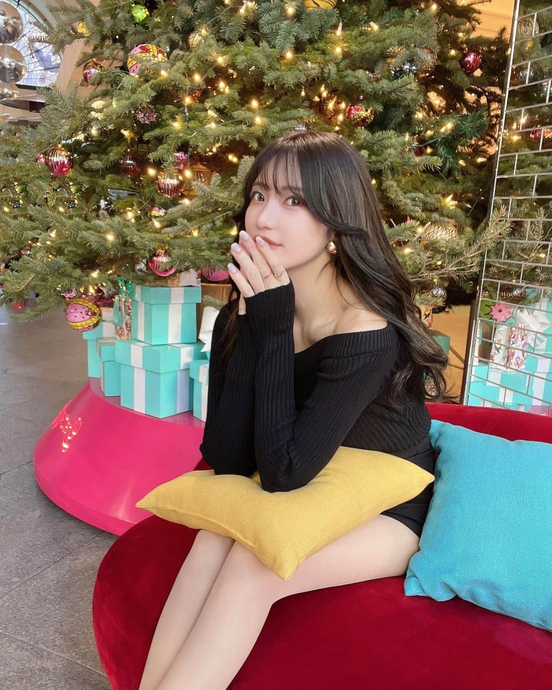 相楽優佳さんのインスタグラム写真 - (相楽優佳Instagram)「🎄✨ みんなはクリスマス何をして過ごすの~？？ ⁡3枚目はサンタの帽子ポーズ🎅🏻w  photo&styling @ryusei.osada  いつも映える場所で作品撮りありがと☺︎ ______ #Tiffanycafe #アニヴェルセル #クリスマスツリー #インナーカラー #イヤリングカラー #ワンショルダー #shein購入品 #冬コーデ #冬ニット#暗髪 #冬カラー #シースルーバング #シースルー前髪 #2way前髪 #2wayバング #韓国ヘア #韓国風ヘア」12月22日 19時35分 - yuka_sagara