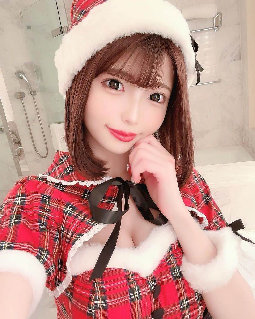 ななぷりんのインスタグラム：「ゆうゆうちゃんとクリスマス女子会🎅🏻🎄 おろそのサンタコス着たよ🥰 一緒にいると本当に落ち着くし時間が経つのがあっという間(*´˘`*)♡」
