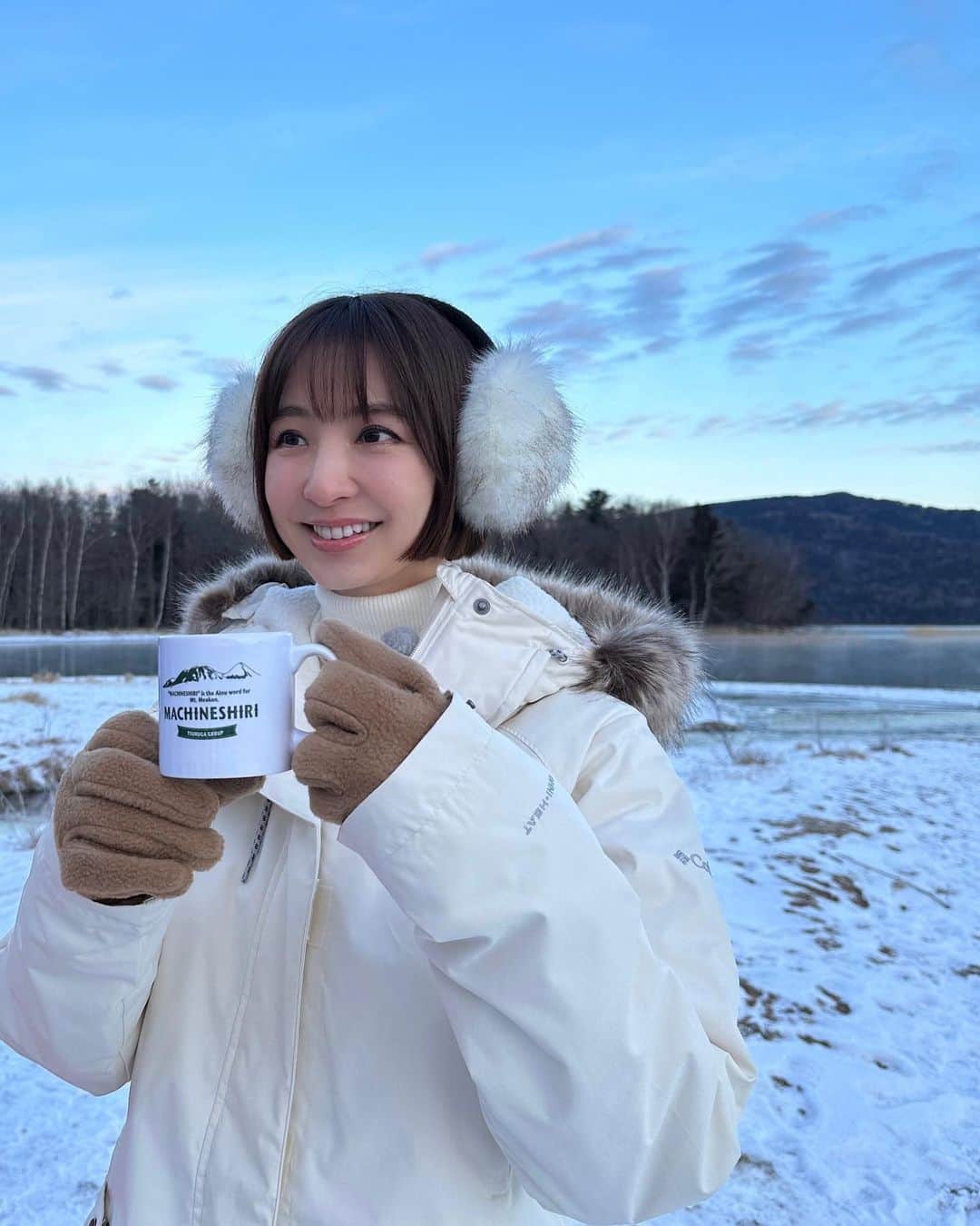 篠田麻里子のインスタグラム：「寒い場所で温かい☕️最高 自然の中にいるだけで幸せ♡  #阿寒湖」