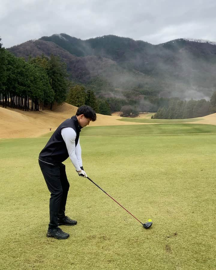 原輝綺のインスタグラム：「ゴルフ納め  みんなベスト更新できなかったけど雨のせいだって毎ホール声かけあってメンタルケアしながら周りました。 　 ちゃんと打ち込まない距離で打ってるので危なくないです。 後輩たちが騒いでるだけです笑  楽しいOFFありがとう！！」