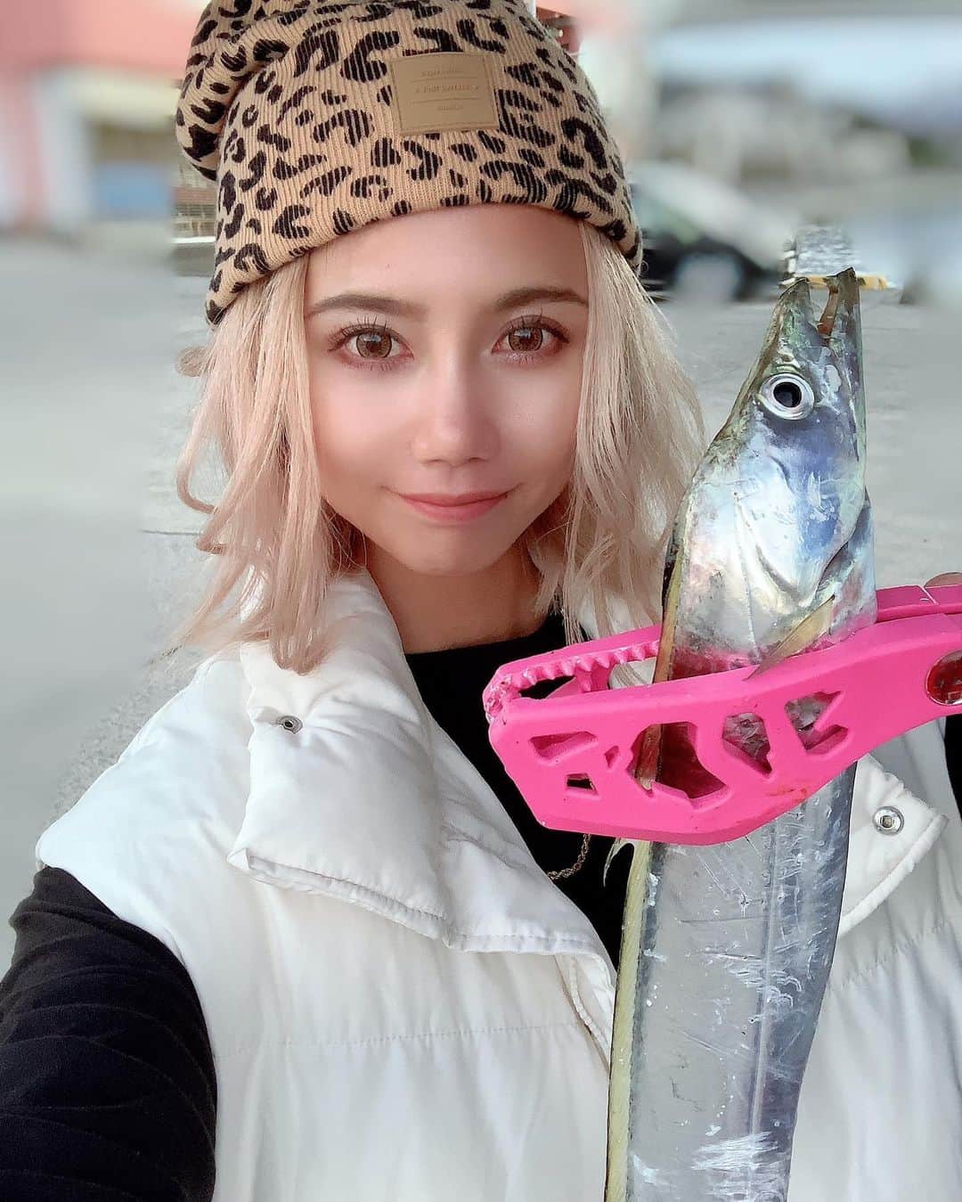 KANAのインスタグラム：「寒いって😵❄️  私の住んでるところは雪が降らんだけマシか。皆さん雪大丈夫？明日は全国的に更に警報出てるから気をつけてください💦 そして太刀魚まだまだサイズアップは厳しかな？ 今日は他1.２本の唐揚げサイズ。。。だけ😭  あお、年末はのんびり離島を除いて鹿児島の最南端に釣りキャンプ行こうかな？って思ってるんだけど そのシーズンってターゲット等〜何があついんだろう？  #釣り #釣果 #釣果情報 #釣り好きな人と繋がりたい #釣り女子 #宮崎 #アングラーズフォトコン2022 #アングラーズ #釣りバカ #thesea #どんなもんぢゃーーーい #ショア #太刀魚 #太刀魚釣り #宮崎  @anglers_jp」