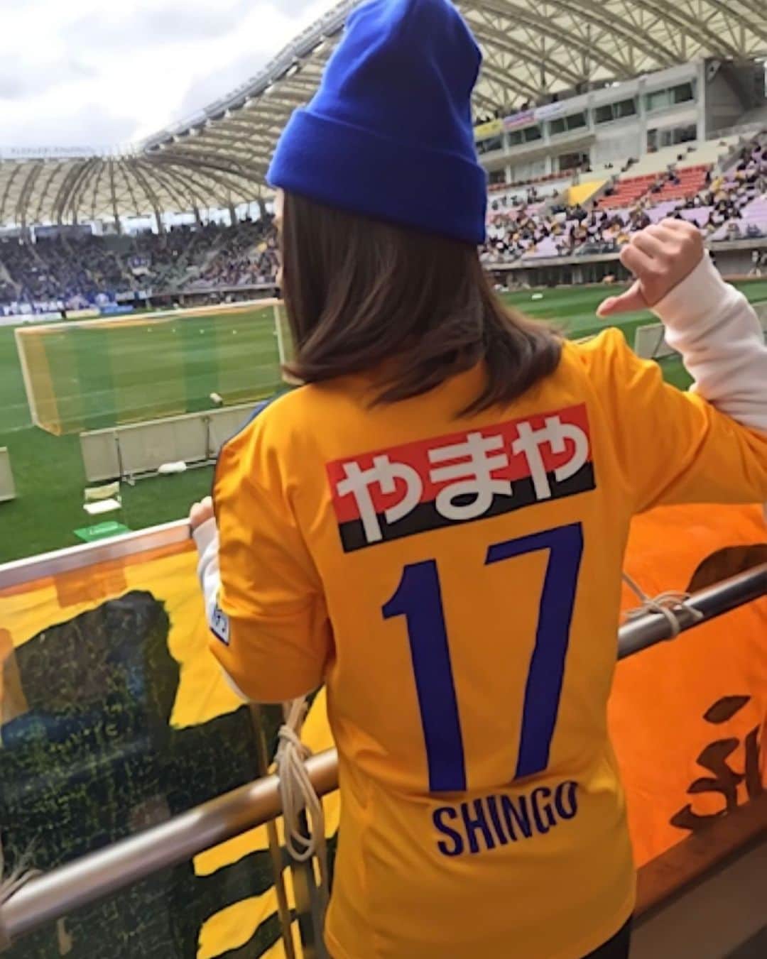 峰麻美のインスタグラム：「決して派手さはないけれど、多くを語らず背中で語る、まるで職人のような選手でした。  あなたのインターセプトに何度救われただろう。  あなたの球際の粘り強さに何度奮い立たせられただろう。  18年間本当にありがとう。  お疲れさまでした🥲  #vegalta #sendai #jleague #soccer #football  #富田晋伍 #17」