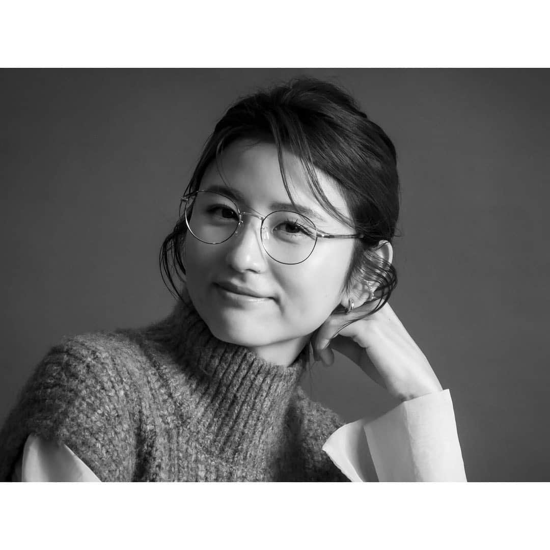 宇賀なつみのインスタグラム：「.  メガネをかえて、華やかな気分で♡  本日発売【週刊文春】に、 いつもとは少し違う雰囲気で登場しています。  #zoff #週刊文春 #宇賀なつみ」
