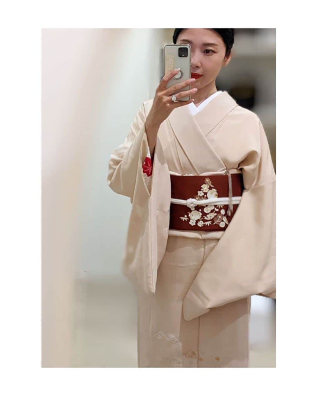 川村亜紀さんのインスタグラム写真 - (川村亜紀Instagram)「ベージュに臙脂色の組み合わせ👘 ＊鏡に向かい撮影しておりますゆえ、衿合わせが反対に見えております。ご了承下さい。 #kimono #kimonocordinate #japanesekimono #japanesetradition #beautifultradition #lovekimono  #instakimono #기모노  #お着物 #お着物コーディネート #着物コーディネート  #袷 #付け下げ #宝尽くしの帯  #亜紀の和装記録」12月22日 11時45分 - _aki1015_