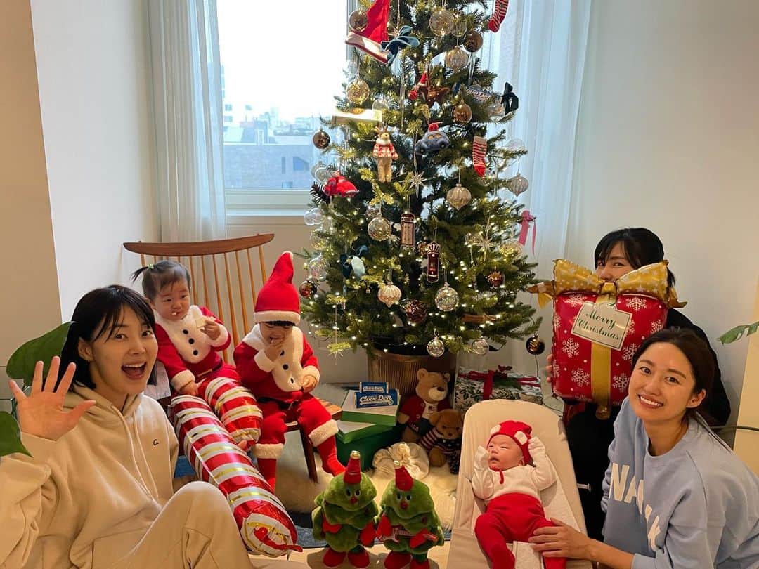 チョン・ヘビンのインスタグラム：「우리집에 온  #산타요정들 신난다😍 메리크리스마스🎄🎄🎄 행복한 크리스마스 보내세요🥰」