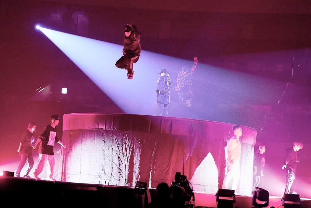 荒木駿平のインスタグラム：「Fly high🦅  リハーサルで見えたものをしっかり整理して代々木の会場入りまでに準備します🔥 代々木で最高の時間を過ごせるために、もっと高く飛べるように、  まだまだいける🚀  #ayuCDL20222023 #Rememberyou  📷/ @masayukikamo san🤩」