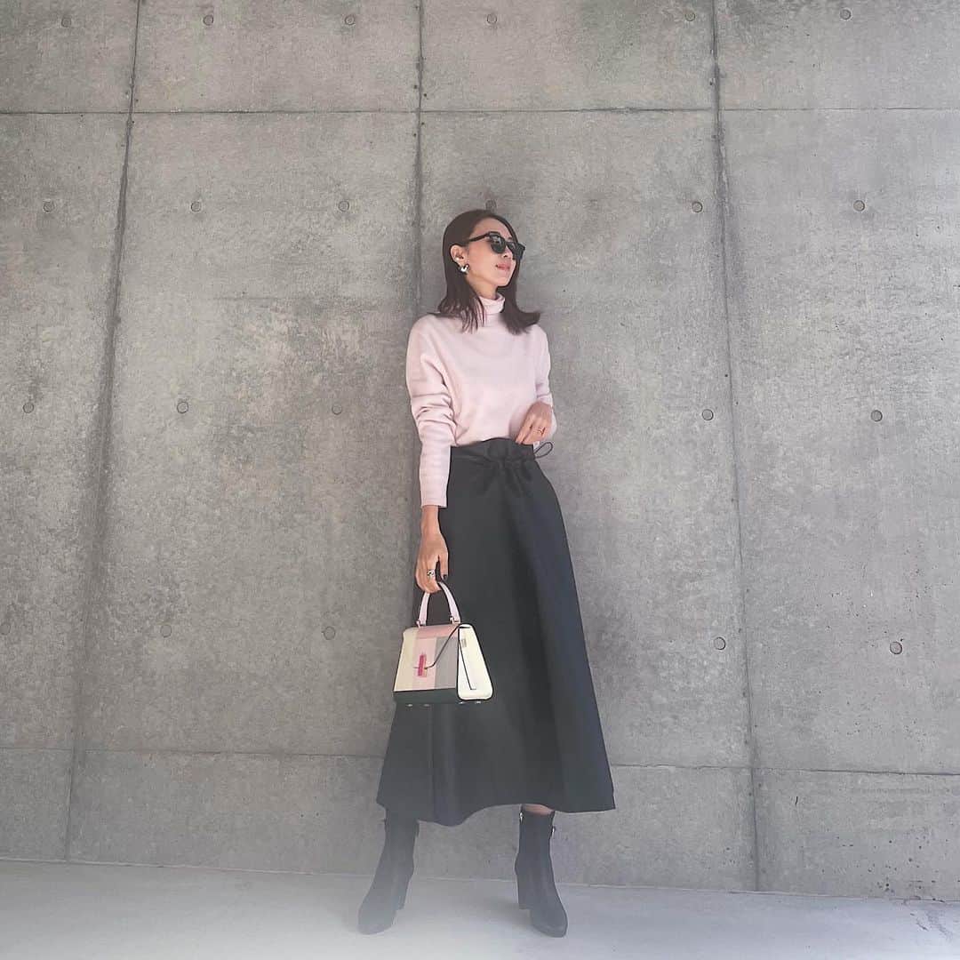 のインスタグラム：「Baby pinkにBlack⛄️  どちらも完売間近です✔︎ @hiand_official   ニットの素材感含め暖かさも💯！  #HIAND#ハイアンド#hermes#エルメス#ママコーデ#スカートコーデ#hermesboots#valextra#ヴァレクストラ#valextrabag#ヴァレクストラバッグ#hnhiand」