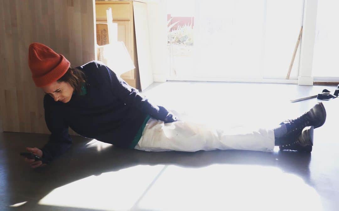 キャサリン・メーニッヒのインスタグラム：「Just waitin..」