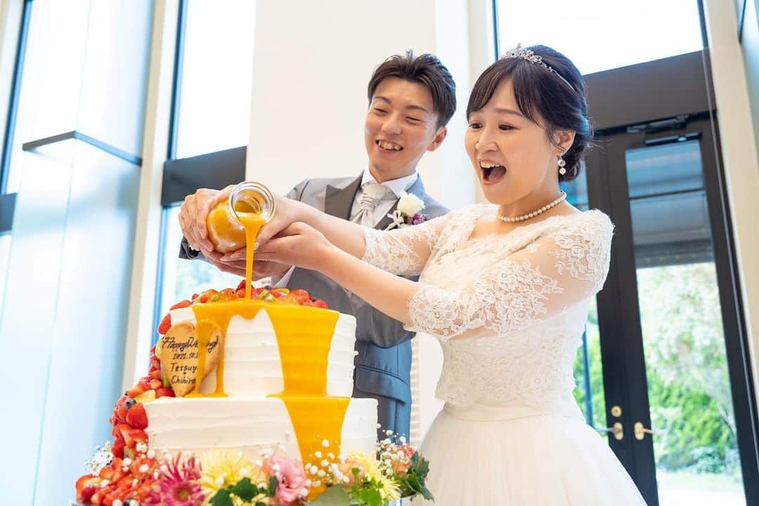 富山結婚式 ヴィラグランディス富山さんのインスタグラム写真 - (富山結婚式 ヴィラグランディス富山Instagram)「， カラードリップ💛 ， 真っ白のウェディングケーキに 最後のお仕上げとして、ソースをかけます✨ 鮮やかな色がさらに輝いています！  ， ， ， ， ， ， ， ， ， ， ， *･゜ﾟ･*:.｡..｡.:*･'･*:.｡. .｡.:*･゜ﾟ･* *･゜ﾟ･*:.｡..｡.:*･'･*:.｡. .｡.:*･゜ﾟ･* ご結婚式をお考えの方はぜひブライダルフェアへのご参加もお待ちしております♬ *･゜ﾟ･*:.｡..｡.:*･'･*:.｡. .｡.:*･゜ﾟ･* *･゜ﾟ･*:.｡..｡.:*･'･*:.｡. .｡.:*･゜ﾟ･* ， ， ， ， ， ， ， ， ， ， ， ， ， ， ， ， #ヴィラグランディス富山 他の写真も気になる方はプロフィールから 公式HPもご覧ください▶︎▶︎▶︎」12月22日 14時34分 - villagrandis_toyama