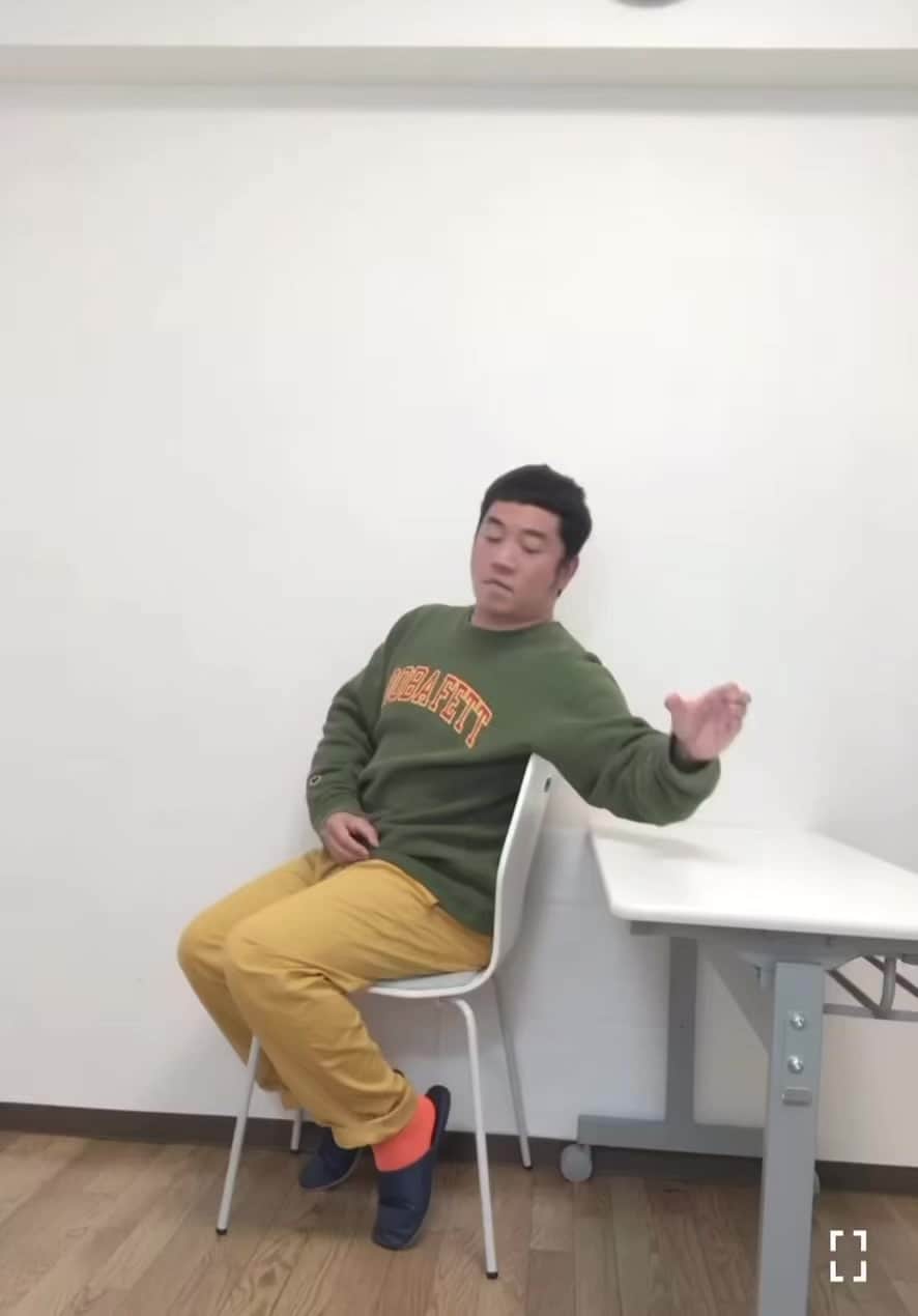 与座よしあきのインスタグラム：「何してんの⁉️の極み！！  「エアーピンポントリック」 https://youtu.be/ApFVwN-l7lU」
