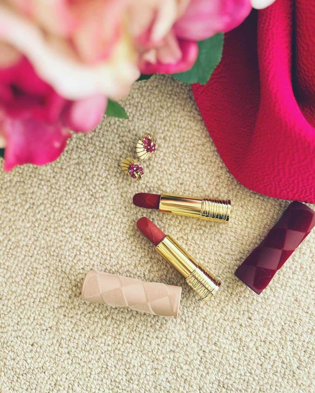 神崎恵さんのインスタグラム写真 - (神崎恵Instagram)「💄 一昨昨日も、一昨日も、昨日もこのリップ。  ラプソリュルージュ　インティマット218、196。 花びらを纏うように、鮮明に色づくリップです。  #神恵コスメ」12月22日 14時39分 - megumi_kanzaki