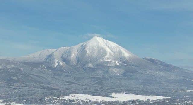 子守康範のインスタグラム：「一昨日までの雪がやみ、濃霧が出るまでの会津磐梯山をドローン撮影しました。  まあ綺麗なので見てください。  https://youtu.be/ighLpGwy1NY」