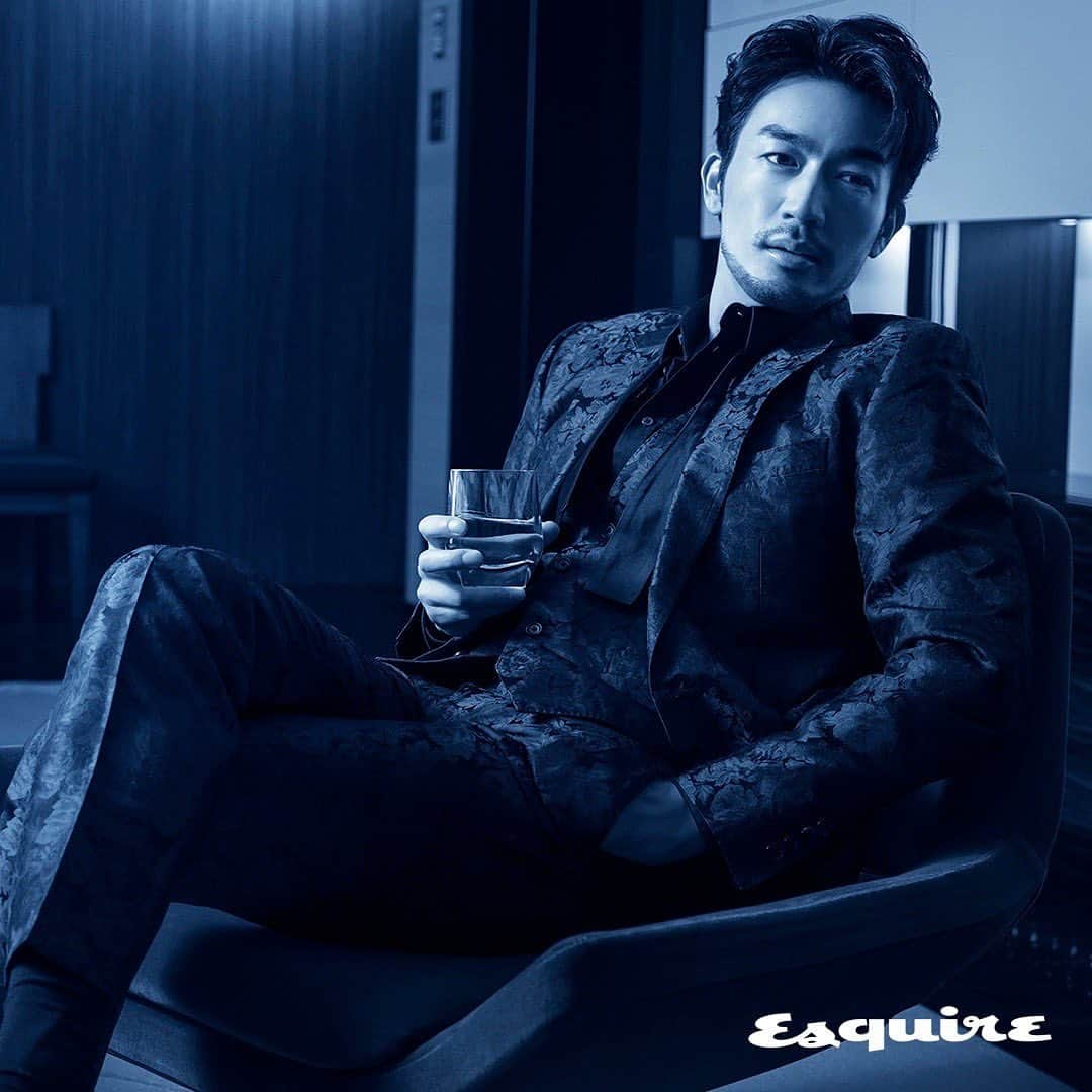 大谷亮平のインスタグラム：「JOHNNIE WALKER BLUE LABEL🎩 × Esquire Japan」