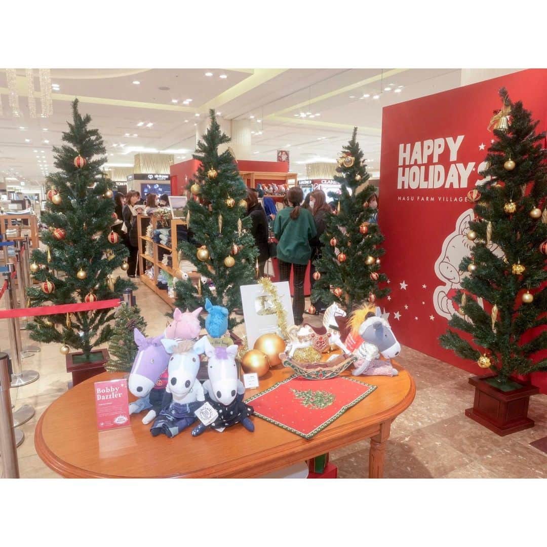 のインスタグラム：「12月20日から25日までJR名古屋高島屋の1Fと3Fで開催されている @nasufarmvillage のPOPUP🐴🎄🎁💝  今回は会場も広いので、定番商品以外にもジュエリーや限定グッズ、新商品など盛りだくさんのラインナップとなっております🥰🫶🏻💫  明日、明後日は私も撮影会でお店に行くので皆さん是非遊びにきてくださいね🥰🫶🏻✨  そして万ちゃんをはじめとするPOPUPスタッフも会期中毎日お待ちしておりますので、是非会いに来てあげてね😘💞  10枚目の写真...  20日の早朝、クリスマスの可愛らしい空間を作るために、みんなで設営を頑張っていたんだけど、1人汗だくで浮いていたすっぴんジャージの私を、カメラマンの @kamiiisaka さんはしっかりおさえてくれておりました😂👍🏻📸❤️‍🔥w」