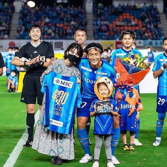 都倉賢さんのインスタグラム写真 - (都倉賢Instagram)「2023シーズンも皆さんと共にV長崎の一員としてJ 1昇格のためにプレー出来ることを嬉しく思います。 2022シーズンはチームとしても個人としても悔しいシーズンとなりました。そんな悔しさをバネにチームで力を合わせてJ1昇格し2024シーズンは新しいスタジアムと共に新しい景色を皆さんと見れることを楽しみにしています！  また今回のW杯で感じたサッカーの価値、もらった勇気やエネルギーを長崎に還元します。 2023シーズンも宜しくお願いします！！！」12月22日 15時00分 - tokuraken