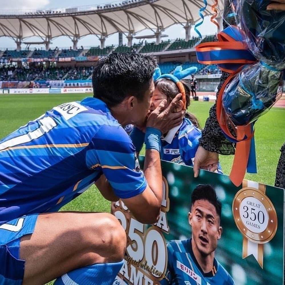 都倉賢さんのインスタグラム写真 - (都倉賢Instagram)「2023シーズンも皆さんと共にV長崎の一員としてJ 1昇格のためにプレー出来ることを嬉しく思います。 2022シーズンはチームとしても個人としても悔しいシーズンとなりました。そんな悔しさをバネにチームで力を合わせてJ1昇格し2024シーズンは新しいスタジアムと共に新しい景色を皆さんと見れることを楽しみにしています！  また今回のW杯で感じたサッカーの価値、もらった勇気やエネルギーを長崎に還元します。 2023シーズンも宜しくお願いします！！！」12月22日 15時00分 - tokuraken