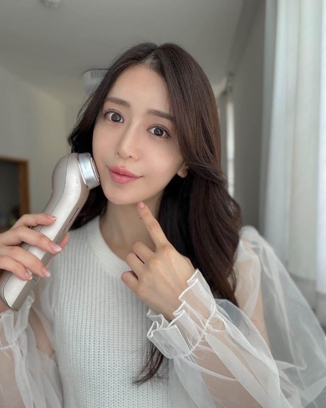 丸山悠美のインスタグラム：「これ何年使ってるんだろう？✨ リフトケアとして本当に重宝してる @panasonic_beauty RF美顔器   ありがたや〜  前はメイク前に ジェルかローションを塗って使っていたけど 最近は朝目覚めたら寝転んだまま使ってる💓  目が覚めてポカポカするし そのまま朝の洗顔でいつもどおりしちゃいます✨  美容クリニックでも人気のRFと超音波を搭載✨ 目元や口角がキュッとなる気がする☺️  #パナソニックビューティ #美容家電 #rf美顔器 #ラジオ波 #美顔器 #アンチエイジング #毛穴ケア #ツヤ肌 #たるみケア #フェイスライン#テクノロジーで確かな効果を」