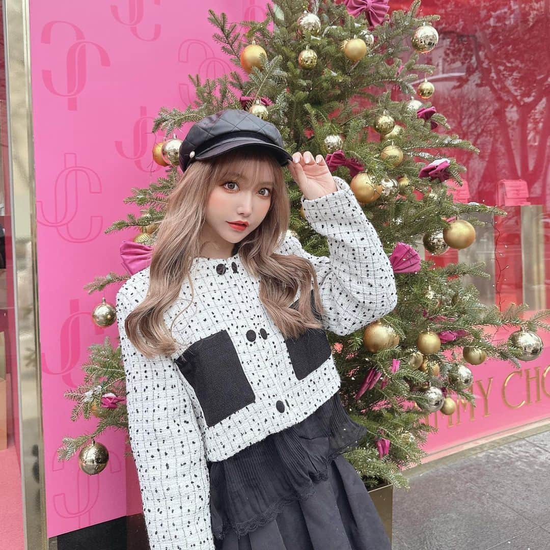 吉川ちえのインスタグラム：「【🎄💖🎄💖🎄💝🎄】 .  韓国のソウル清潭洞の期間限定 JIMMYCHOO⭐カフェに行ってきた🧸 外観も店内も全部真っピンクで 可愛かった😮‍💨💓 ちかさんからカフェにあうような お洋服借りました🎀✨ ( @roseaura131 ) のだよ👧🏻💞 . カフェにもぴったりな ジャケット可愛かった😻❤️ . #清潭洞 #清潭洞カフェ #jimmychoocafe  #韓国 #韓国コーデ」