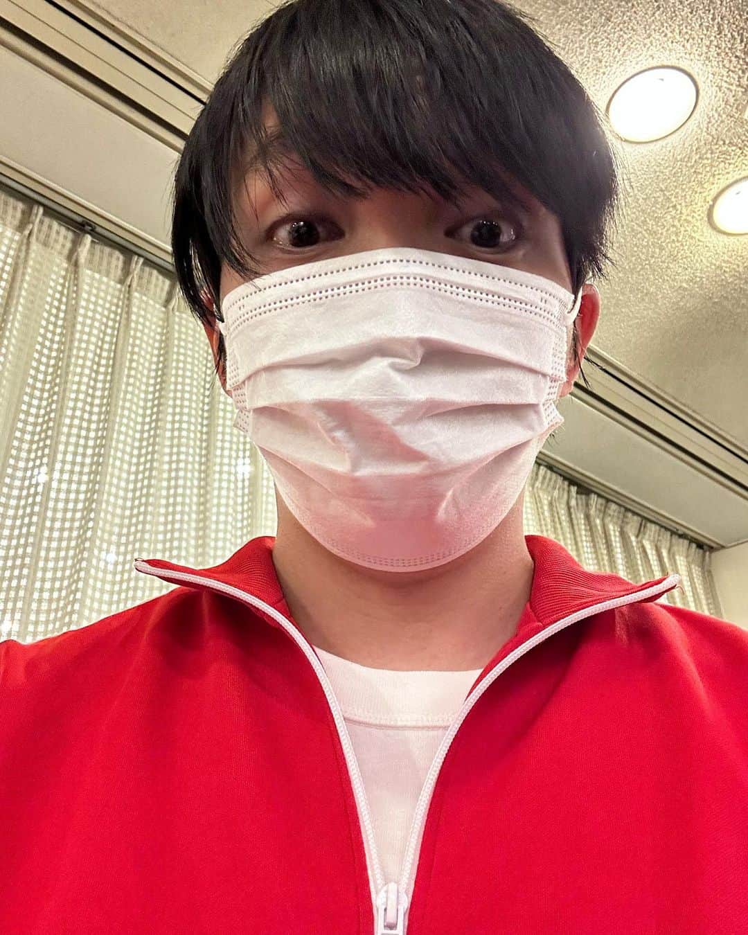 ほしのディスコのインスタグラム：「赤ジャージ。ボトルフリップ練習ではできてたのに、、 #有吉の壁 #今年もありがとうございました」