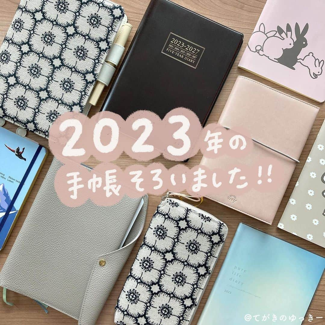 てがきのゆっきー のインスタグラム：「💓2023年の手帳〜💓 ⁡ 間に合った！！年内の投稿間に合った！わたしの来年の手帳たちを見てくれ〜！もうほんと一年ずっと手帳のこと考えてるなんでものに年末までずっと悩むんだよね🤤へへ、楽しいね！ ⁡ フィリピンに引っ越してきたし、手帳は買い足せない、増やしようがないと思って引っ越し前に発売されたものは買ってきたんだ！ でもね、ほぼ日weeksはネットで買ってフィリピンに発送した！無事届いたよ🥹💓 ミナペルホネンのカバーも…もうすぐお誕生日だしってことで…！ ⁡ 相変わらず複数使いだけど、手帳タイムが短い日は1日15分くらいになってしまって毎日書くのは、５年日記と育児日記とsunny手帳かな？毎日全部書くわけじゃない☺️ ⁡ 同じ手帳〜！とか、あ〜それ迷ってる〜！とかあったでしょうか🥰はじめて、ほぼ日weeks使い始めるのでほぼ日のタグ見てわくわくしてます！ ⁡ 手帳、書いたり読み返したりする楽しさはもちろんのこと、同じ手帳をみんなはどうやって使ってるんだろうって見せてもらえるのもほんとたのしいね🥺💓 ⁡ 今年の振り返りとか全然できてないし、新しい５年日記のこととか、書き始めたSUNNY手帳の中身とか投稿したいのにできてなーいって感じだけど、ひとまずわたしの来年の手帳が決まって一安心です☺️ ⁡ #来年の手帳  ① #5年日記 ② #365デイズノート  ③ #SUNNY手帳 ④ #ほぼ日weeks  ⑤ #ロルバーンダイアリー  ⑥ #purelifediary   #手帳会議 #手帳の使い方 #手帳の使い方 #手帳のある暮らし #手帳の使い分け #手帳カバー #ミナペルホネン #ほぼ日weeksカバー #ほぼ日カバー #なんでもノート」