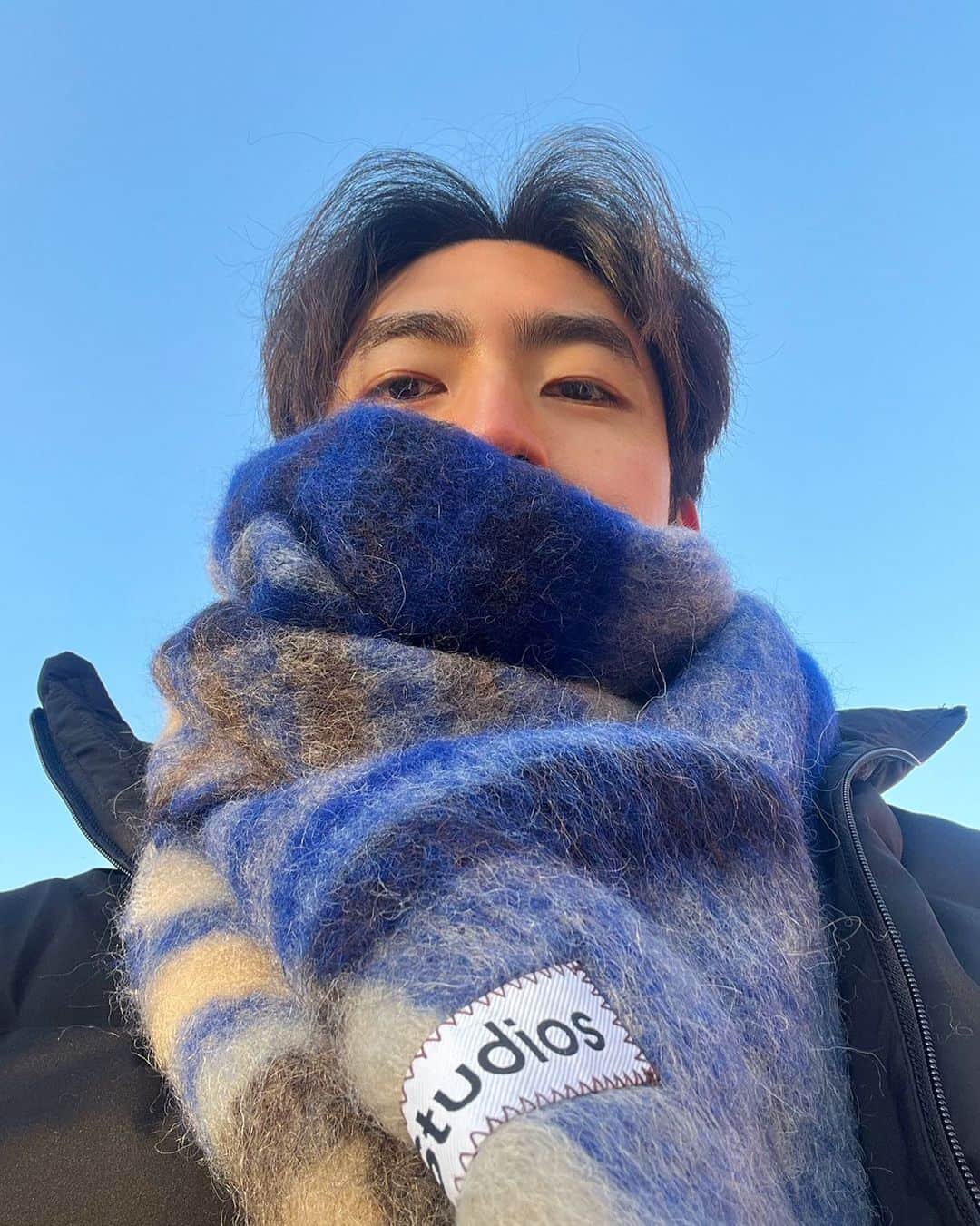 ペク・ミニョンのインスタグラム：「휘뚜루마뚜루🧣」