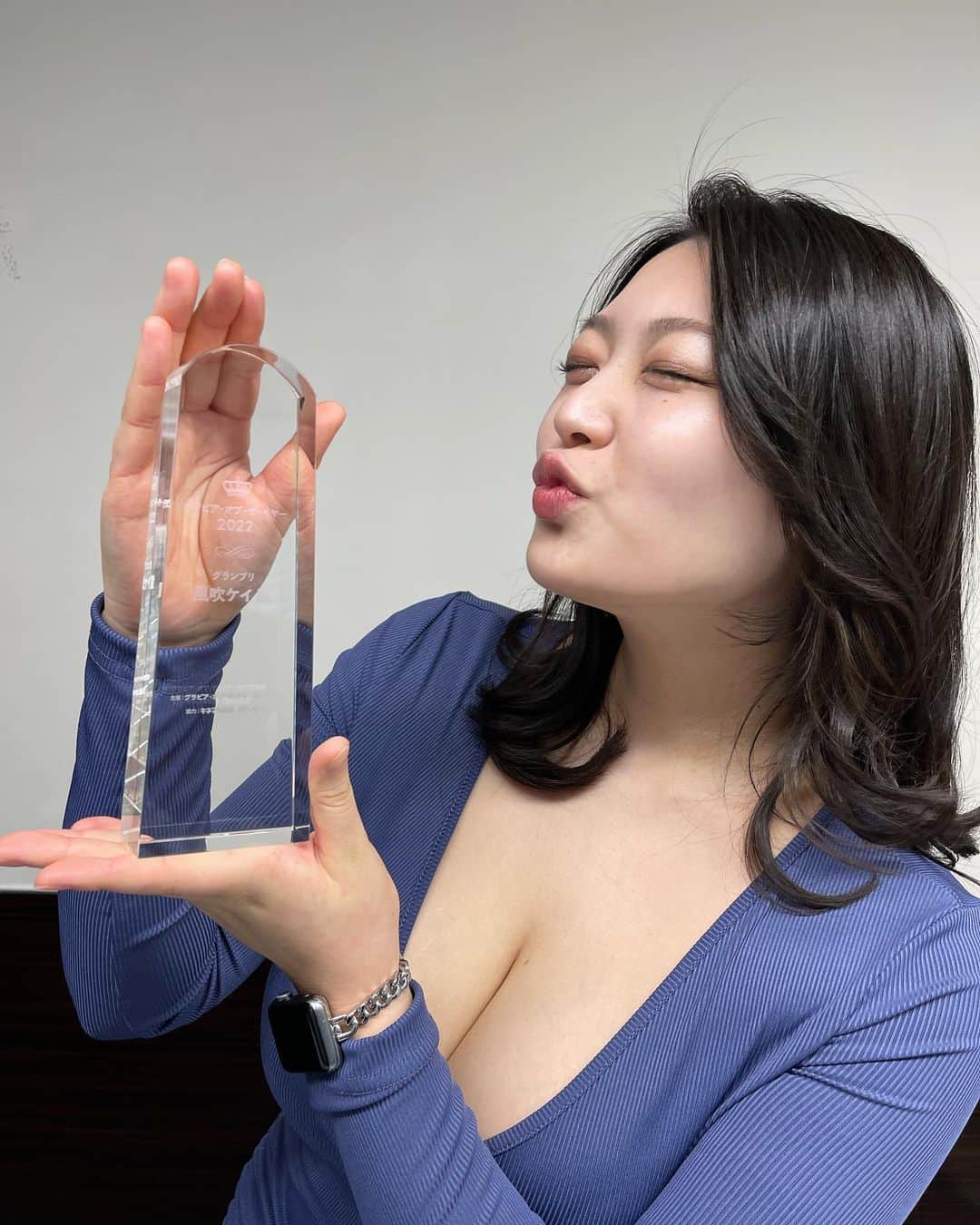 風吹ケイのインスタグラム：「なんと！このたび！！！  グラビアオブザイヤー2022 グランプリを 受賞させていただきました😭😭😭😭  グラビアをはじめてもう間も無く一年。 あっという間に過ぎて行きましたが、 私が23年生きてて間違いなく一番早い一年でした。  最初は右も左も分からず、沢山の方にご迷惑をかけました。 ですが、雑誌でもDVDでも取材でもYouTubeでも どの現場も暖かく和やかな雰囲気で楽しくお仕事させていただいております。 本当にありがとうございます！  そして、いつも応援してくださるファンの皆様 皆様のおかげで今の私がいます。 実際に会いに来てくれる方、 いつも遠方から応援してくださる方、 SNSで見つけて海外から応援してくださる方、 メッセージやDMで励ましてくれる方、 心の中で応援してくださる方！ 皆様のおかげでこのような素敵な賞をいただくことが出来ました。  この一年間暖かい応援ありがとうございました！ 現状維持なんて言わず、これからも 「こいつ応援したい！」と思っていただけるように 今以上に来年は進化していきます！  これからも応援宜しくお願い致します！ おめでとう！私！㊗️」