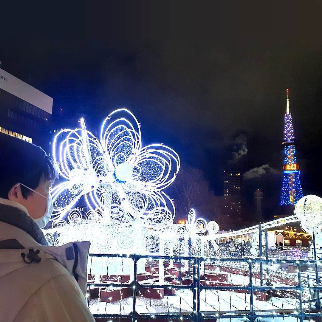 ベンチャーリパブリックのインスタグラム：「お久しぶりです！ スタッフの旅行休暇をご紹介します♪（今回はデザイン・クリエイションGのメンバーの旅です）  ✈︎・✈︎・✈︎・✈︎・✈︎・✈︎・✈︎  今回は「全国旅行支援を利用して安く遠くお得に旅したい！」ということで北海道へ。 初めて行くエリアだったので札幌に泊まって旭川、小樽に足を伸ばしてみました。  【札幌】 「さっぽろホワイトイルミネーション」が開催されており街並を幻想的に彩っていました。冬の夜は光がキレイに見えるのがいいですね。繁華街には当日受付OKの飲み放題の店や24時間営業のおにぎり屋さんもあるので海鮮にこだわらなければ食費は抑えることができます。  【旭川・美瑛】 札幌駅発の日帰りバスツアーがあったので、これも全国旅行支援を利用して旭山動物園とライトアップされた青い池へ。札幌からだと移動時間がかなりかかるところですがバスなら楽ちんです。  【小樽】 小樽運河のナイトクルージング目的で訪れたのですが、夕方になり薄暗くなるとお店がどんどん閉まっていきました。お土産を買うならお早めに。ガラス細工のお店がたくさんあってキラキラしているお店が多かったです。  北海道はビールとお菓子が美味しかったなぁと思う旅でした。そして、どこも寒かった！路面が所々凍っているのでスノーブーツは必須です。（耳が隠れる帽子と手袋も！）  ✈︎・✈︎・✈︎・✈︎・✈︎・✈︎・✈︎  ※旅行休暇とは、有給休暇以外にお休みを取得できる社内制度です。 #ベンチャーリパブリック #トラベルjp #全国旅行支援 #旅行休暇 #旅行 #札幌 #venturerepublic #traveljp #travel #vacation」