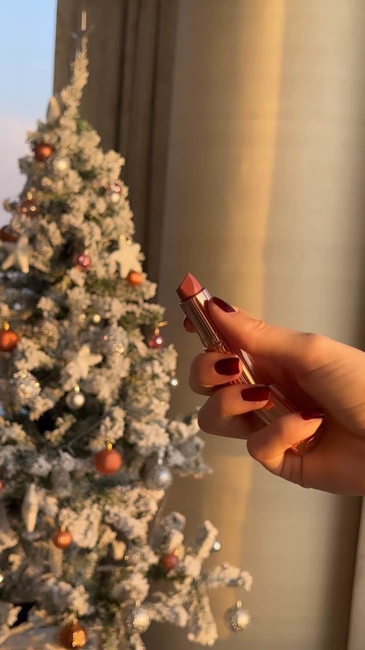 ヴィクトリア・ヴァルガのインスタグラム：「with all that glitters the Xmas countdown begins 🎄✨」