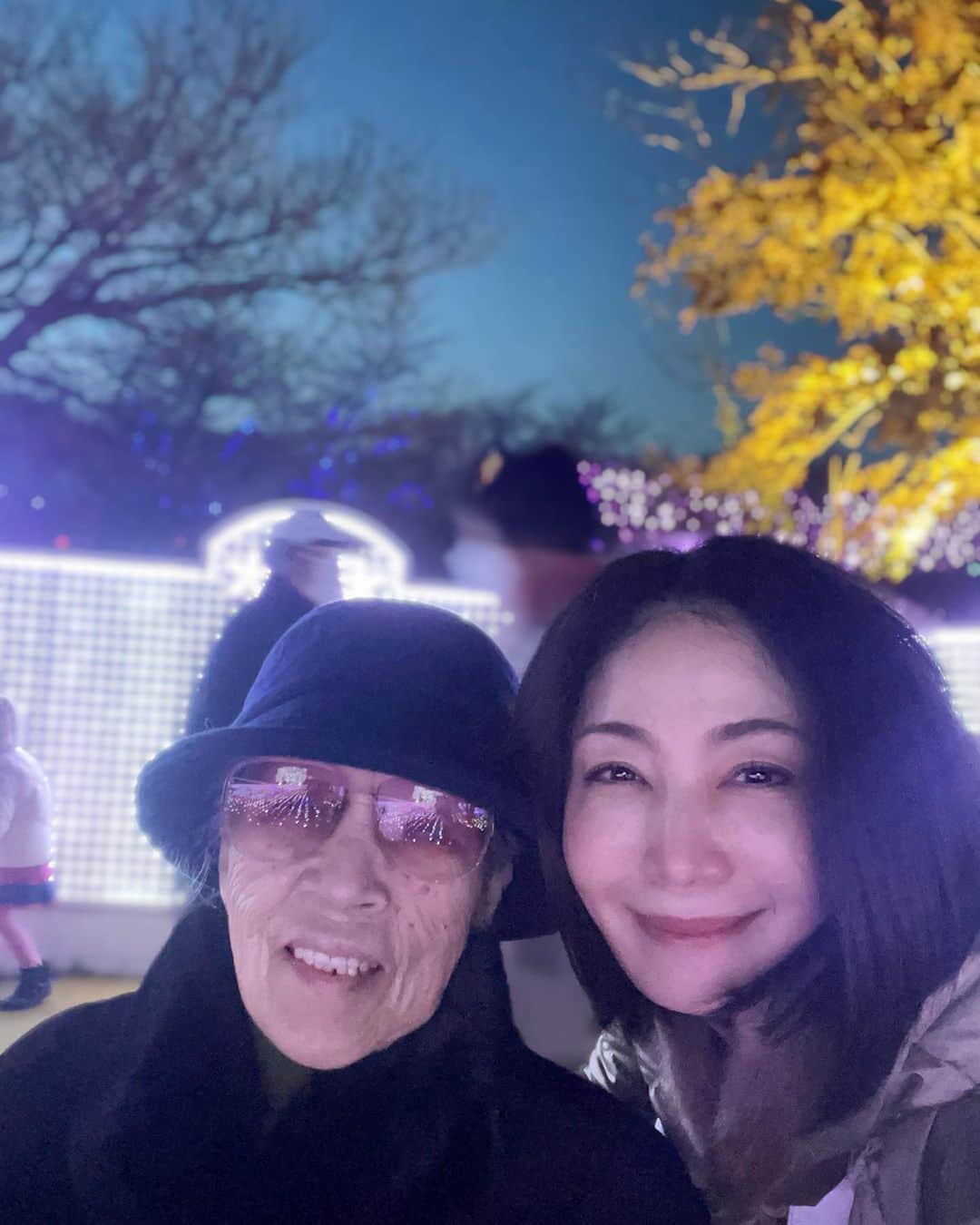 坂村かおるのインスタグラム：「母と「あしかがフラワーパーク」のイルミネーションを見に出掛けた‥ ・ 勿論、イルミネーションはとても綺麗だった‥ ・ それよりも私には、母がそこに居ることが儚く美しい光景だった‥*･゜ﾟ･*:.｡..｡.:*･' ・ 時が止まればいいのに‥ ・ 寒いのに、多分私の為に無理をしてくれたのではないかと思う‥ ・ 帰りは暖かい鍋焼きうどんを食べてお風呂によ〜く浸かって♨️ ・ 風邪引かない様に‥ ・ お母さん、ありがとう。 ・  いつも「いいね！」を頂きありがとうございます。 皆さんのコメントに元気を貰っています😊  #クィーンオブ美魔女 #team美魔女 #美ST #坂村かおる #トータルビューティーアドバイザー #美しく老いる #バランス #美容 #コスメ #ファッション #今日のコーデ #トータルバランス #お洒落な人と繋がりたい #コスメ好きな人と繋がりたい #美意識高い人と繋がりたい #美魔女 #美魔女が変わる #アップデートしてる人と繋がりたい #自分らしくアップデート #あしかがフラワーパーク」