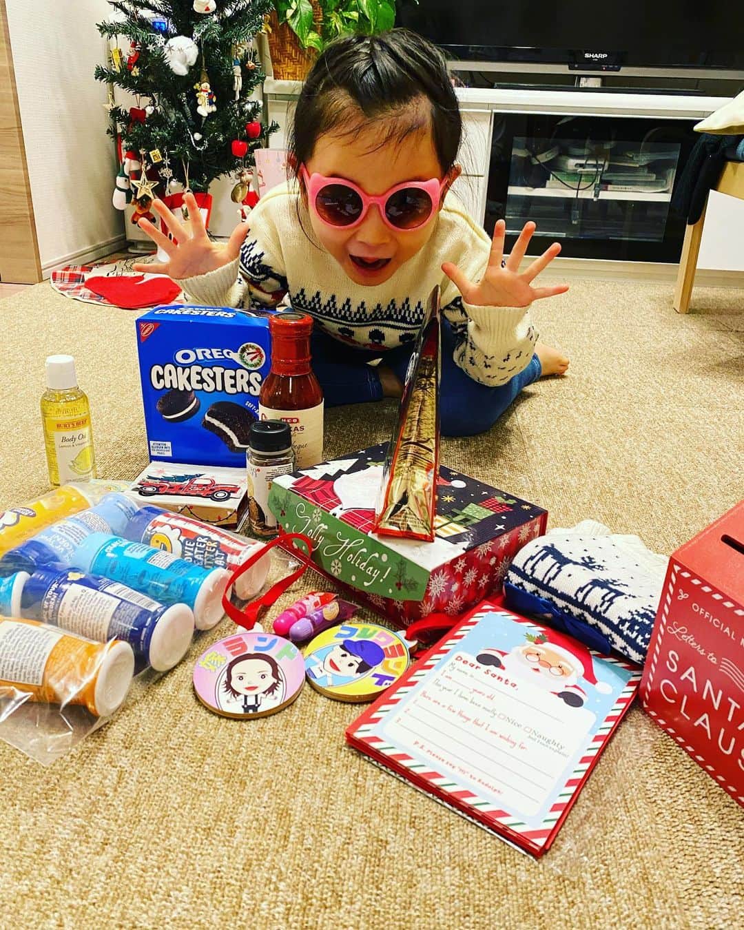 藤原一裕のインスタグラム：「アメリカにいる視聴者さんから大量のクリスマスプレゼント！！  いつもありがとうございます😊  #フジワランド」